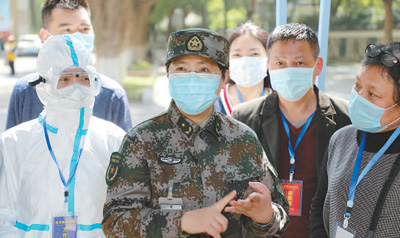 陈薇（前左二）向志愿者讲解疫苗知识。 张振威摄（新华社发）