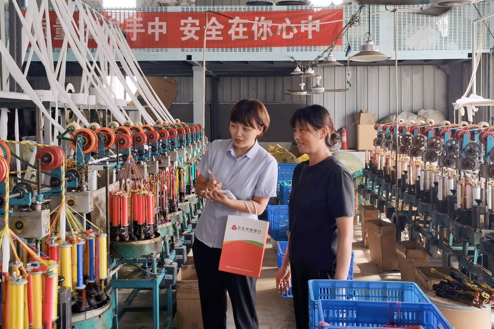 岱岳农商银行凤台支行客户经理走访王永年的工厂。