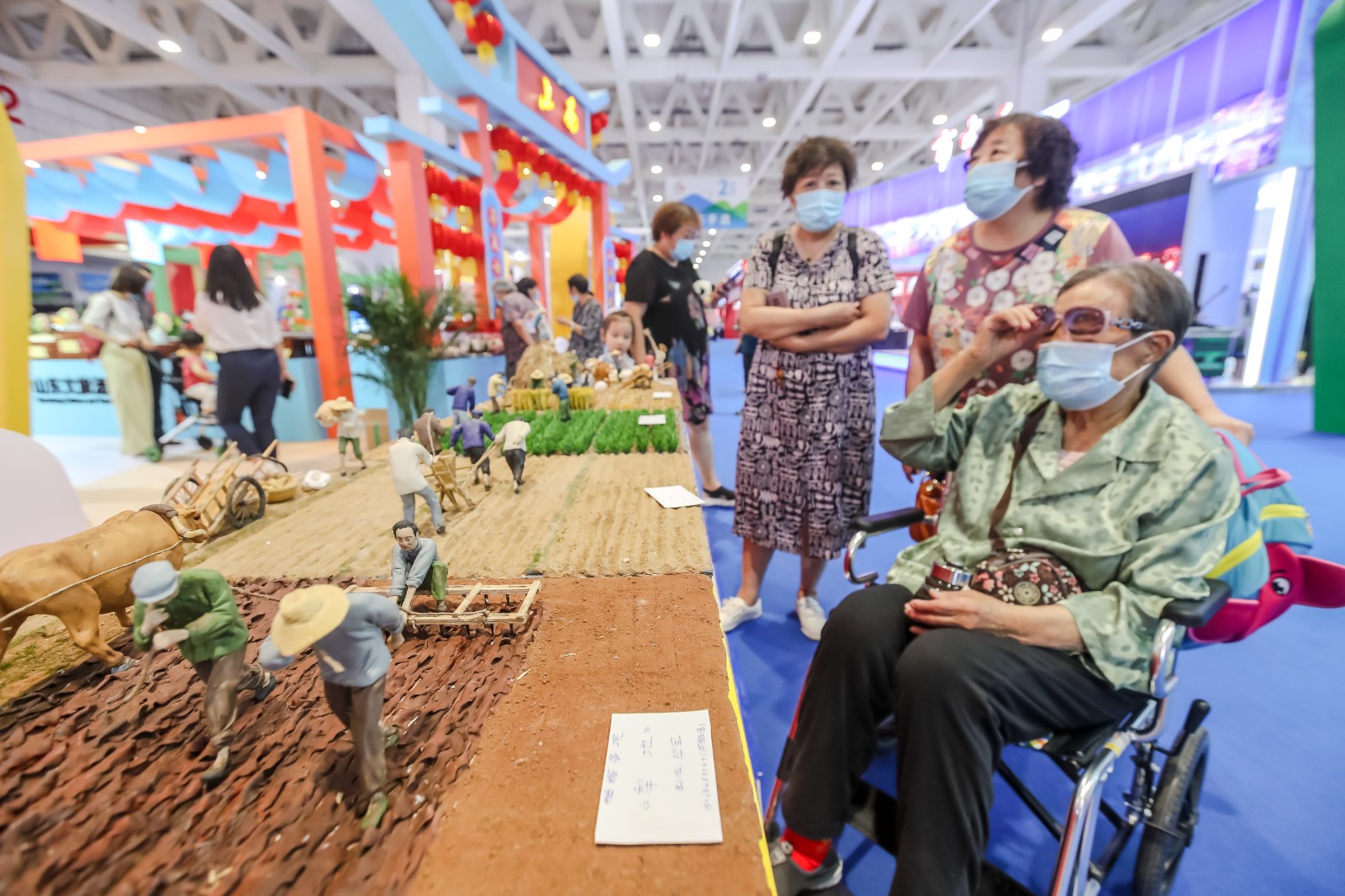 在第二届中国国际文化旅游博览会上，观众正在欣赏展品。（记者 卢鹏 报道）