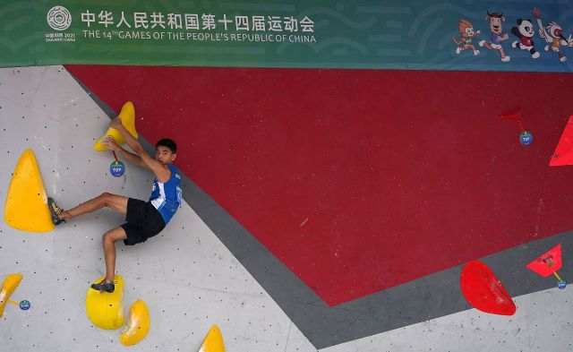 9月17日，山东队选手田睿林在攀石赛中。
新华社记者 李梦馨 摄
