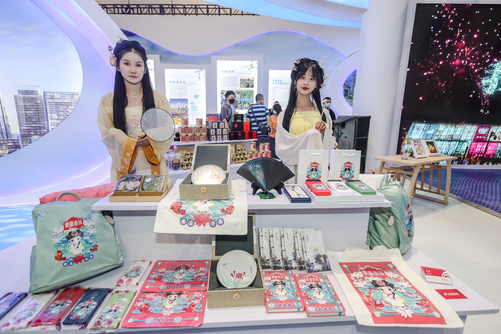 9月17日，第二届中国国际文化旅游博览会文创产品展区，工作人员展示“明湖雨荷”文创产品。（记者 卢鹏 报道）