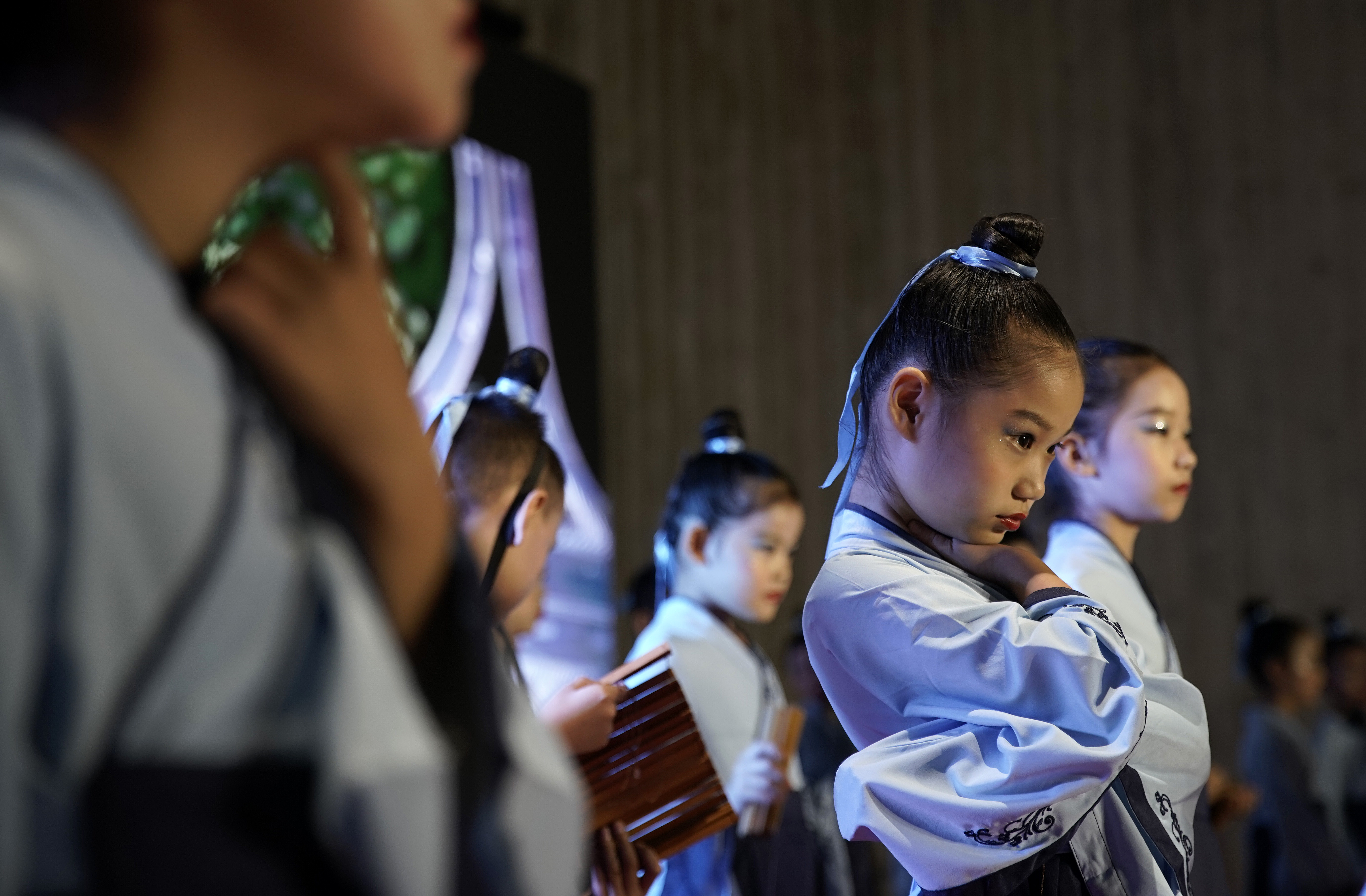 临淄区金茵小学的学生们现场表演经典诵读《管子》名篇《弟子职》（节选）。
