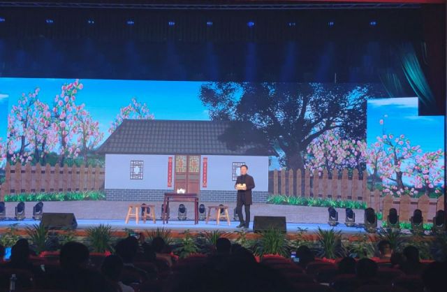 邵峰与搭档表演小品《桃花朵朵开》