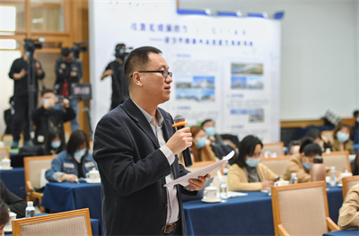 大众日报客户端记者张海峰在发布会上提问。
