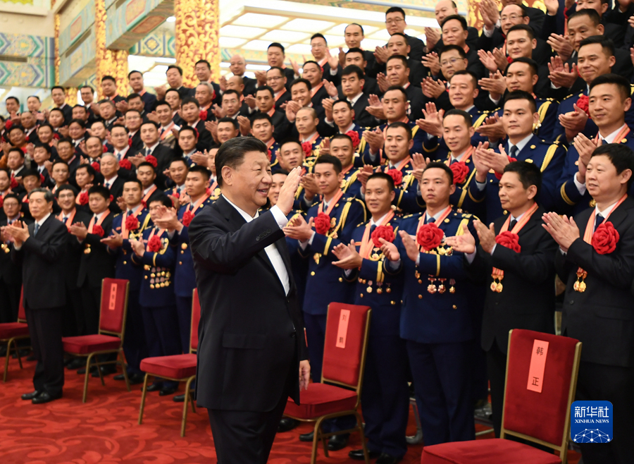 11月5日,黨和國家領導人習近平、王滬寧、韓正等在北京人民大會堂會見全國應急管理系統先進模范和消防忠誠衛士表彰大會代表。新華社記者 謝環馳 攝 11月5日,黨和國家領導人習近平、王滬寧、韓正等在北京人民大會堂會見全國應急管理系統先進模范和消防忠誠衛士表彰大會代表。新華社記者 謝環馳 攝