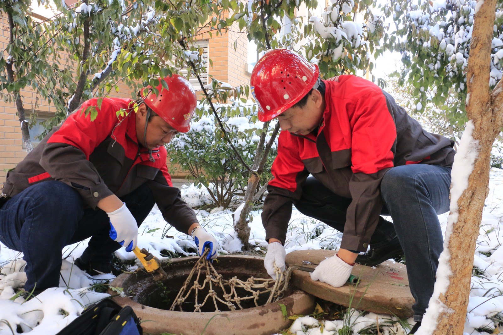 11月8日，淄博市环保供热有限公司工作人员冒雪检修供暖管道。（□记者 于新悦 通讯员 林静 报道）