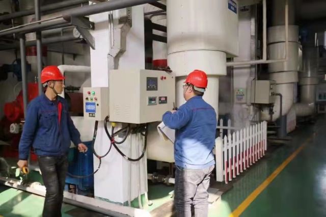 11月5日，淄博热力有限公司工作人员正在调试工业余热供暖设备