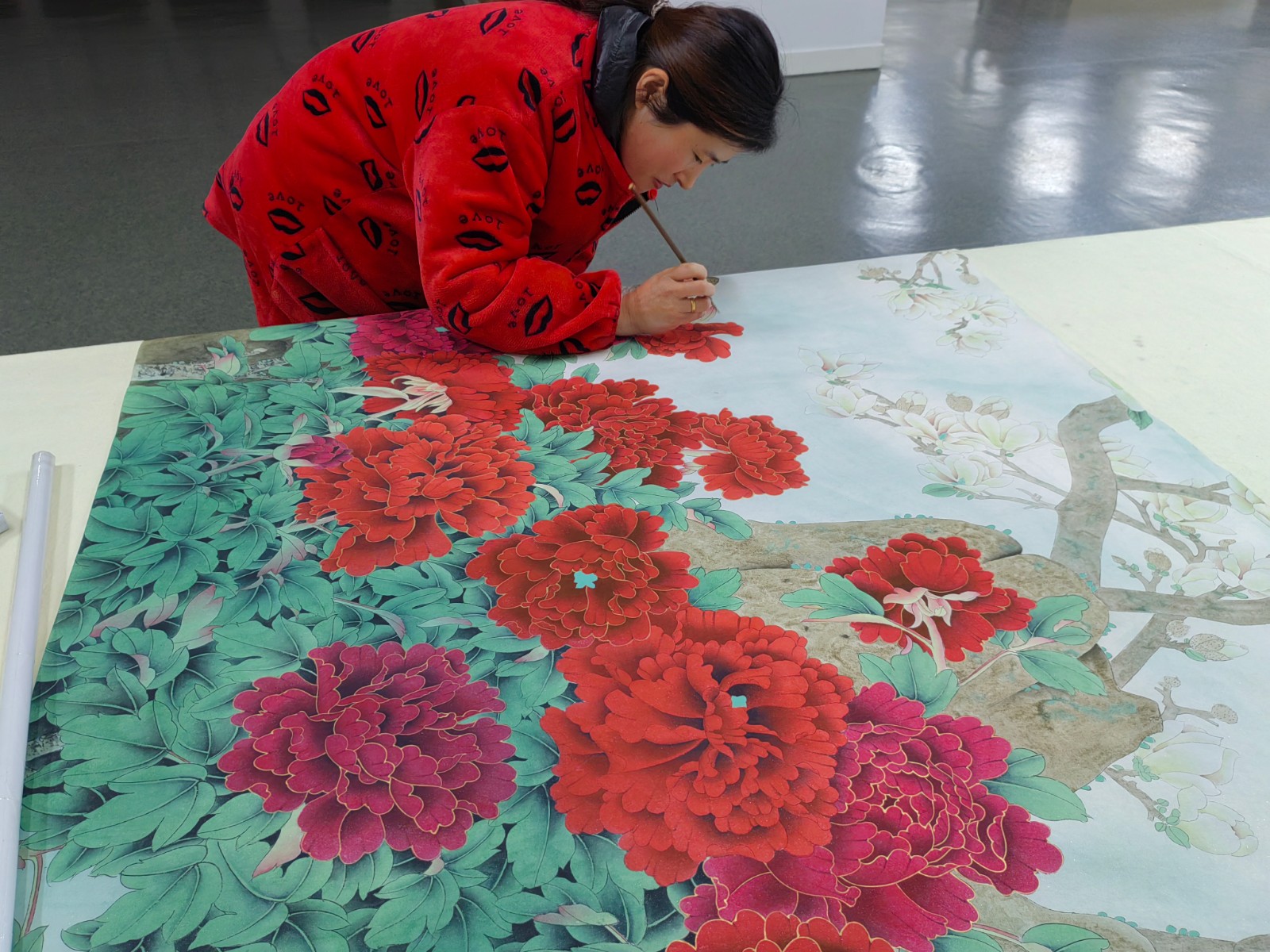 在巨野县书画院工笔牡丹画创作室内，画师正在进行创作。