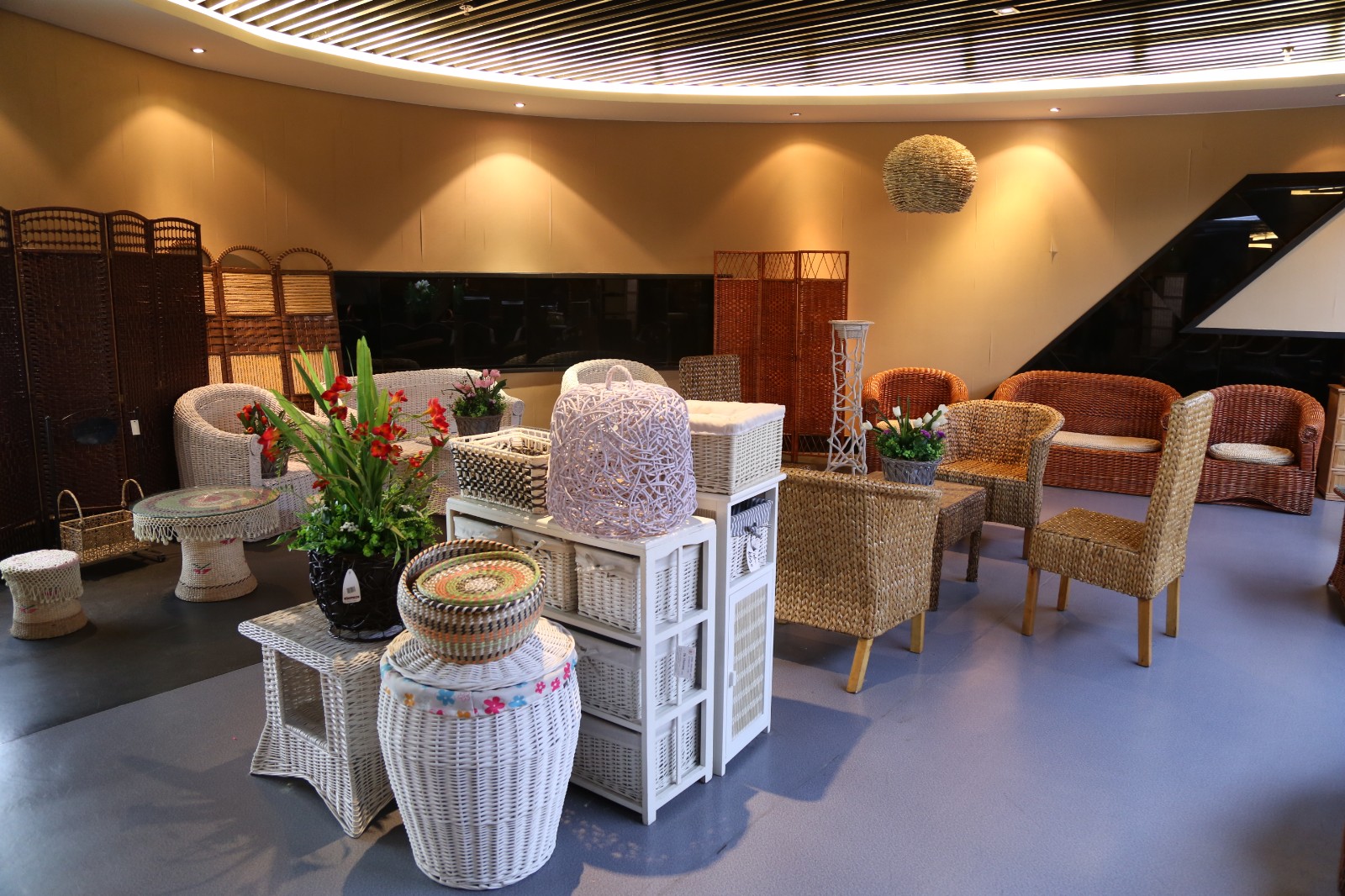 临沂鲁美达工艺品有限公司展厅内的柳编家具。