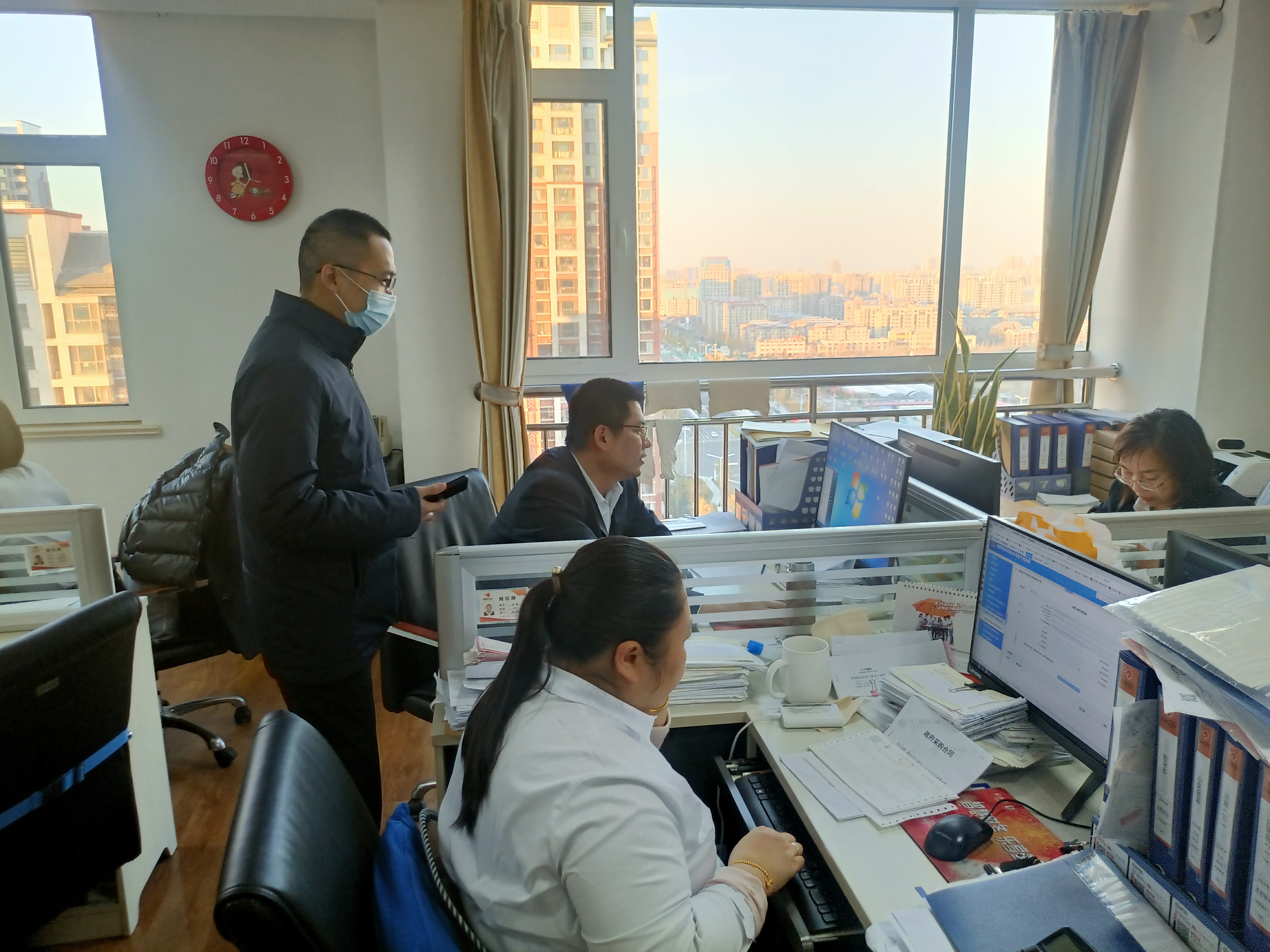 潍坊市寒亭农商行工作人员到企业实地查看。