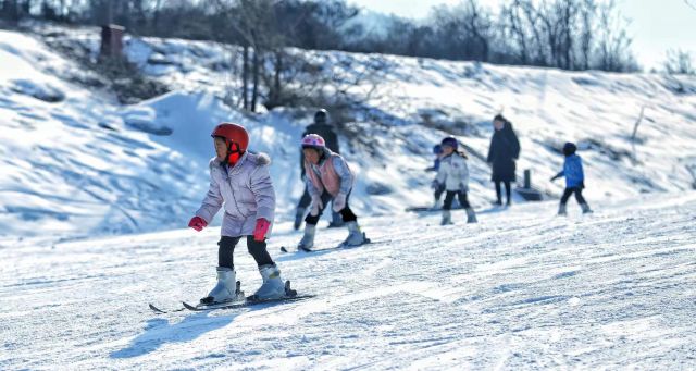 2022年1月，淄博市淄川区一滑雪场吸引众多小滑冰爱好者前来。
