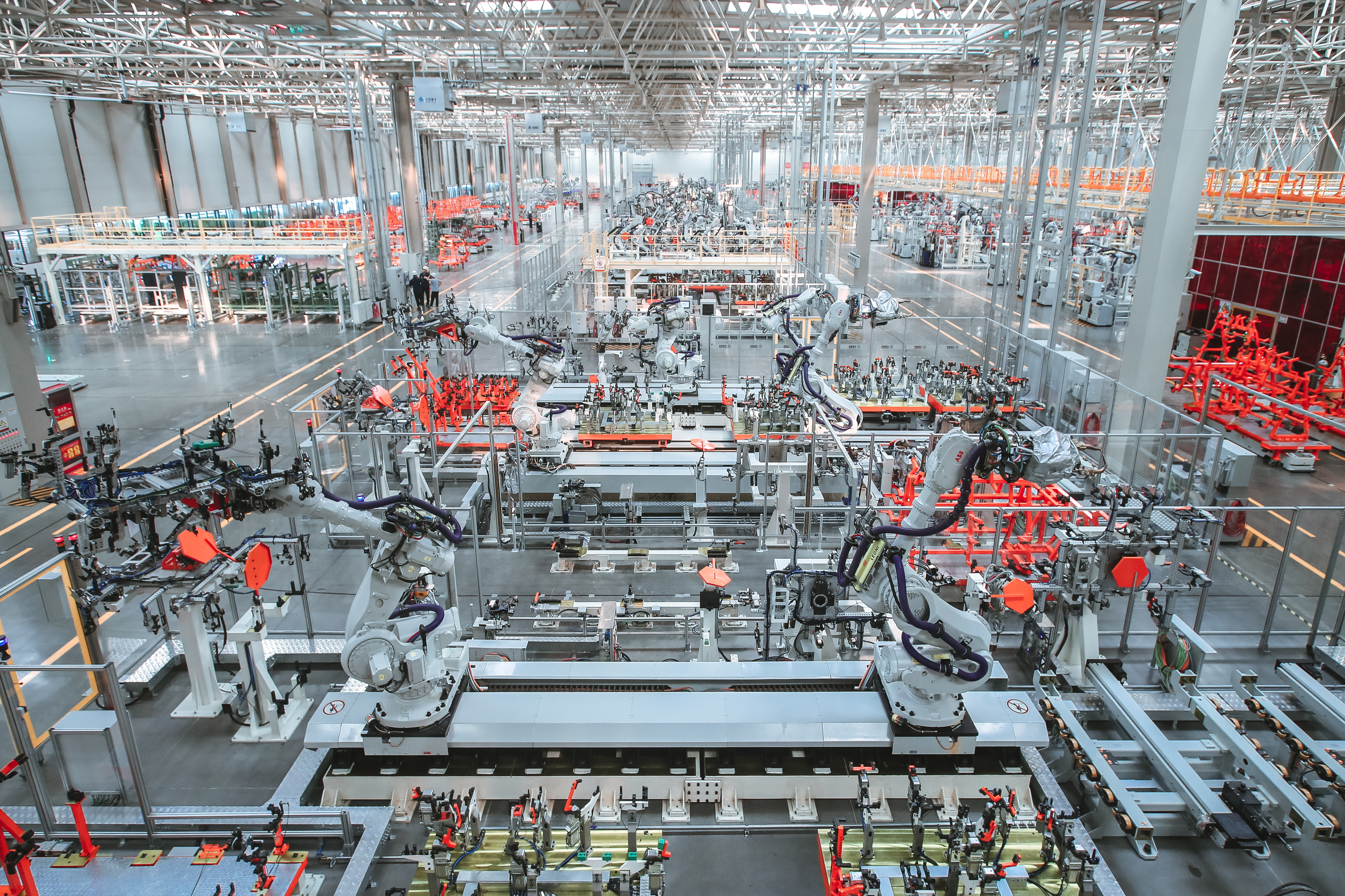 中國重汽智能網聯（新能源）重卡自動化裝配車間里，機器人在裝配生產。（記者 段婷婷 通訊員 李亞楠 報道）