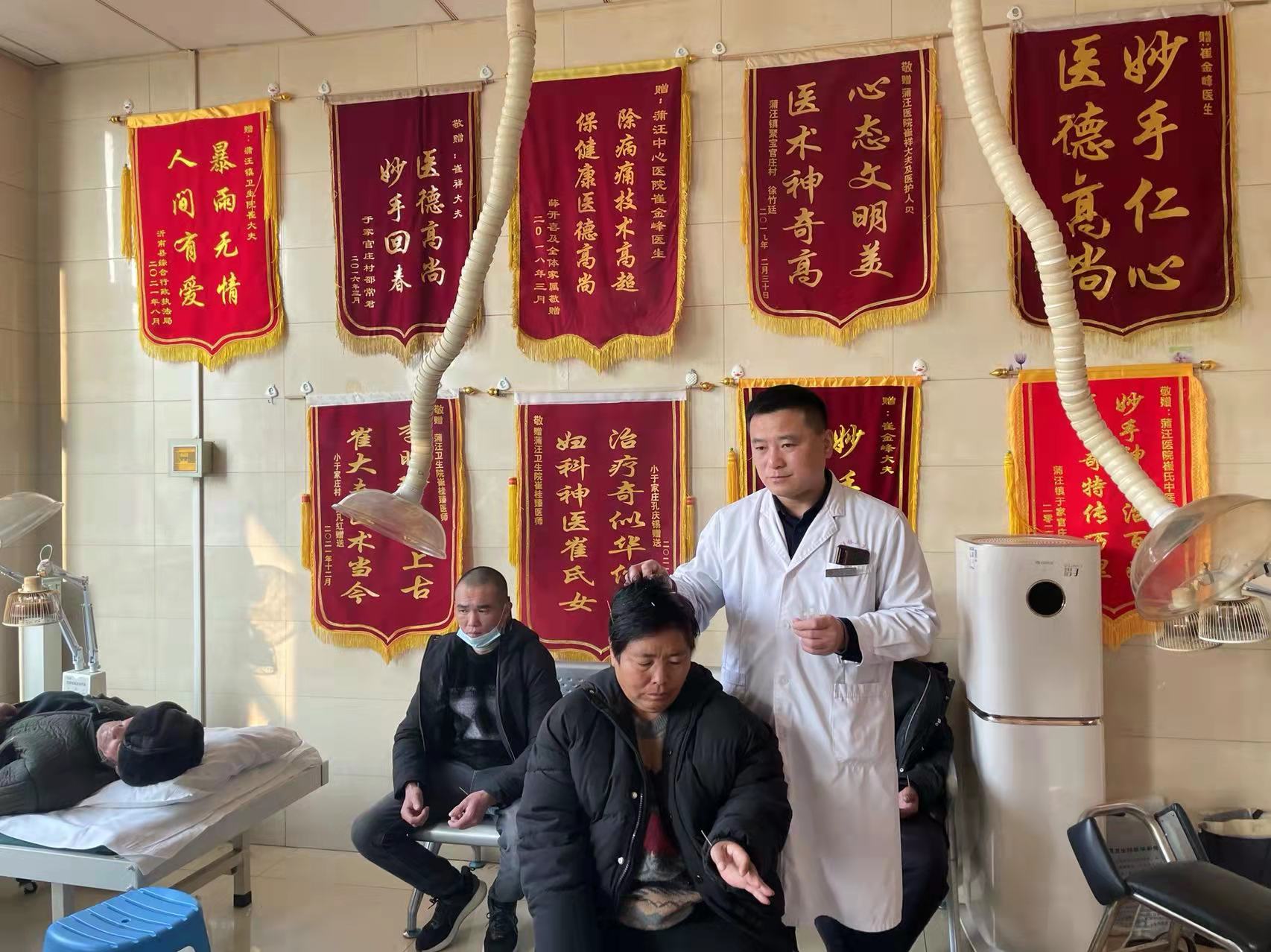 崔金峰正在给病人诊疗