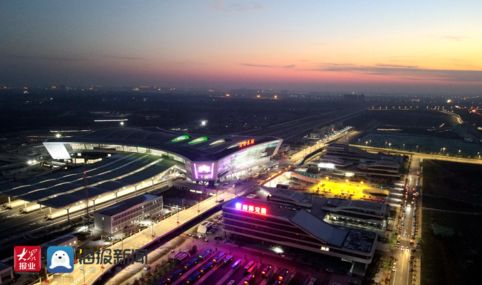 菏泽东站航拍夜景图