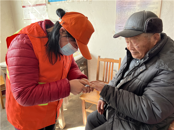   2月16日，刘桥镇流洪社区助老岗安置人员董俊英来到老年公寓，为焦保常老人剪指甲。（记者 陈巨慧 报道）