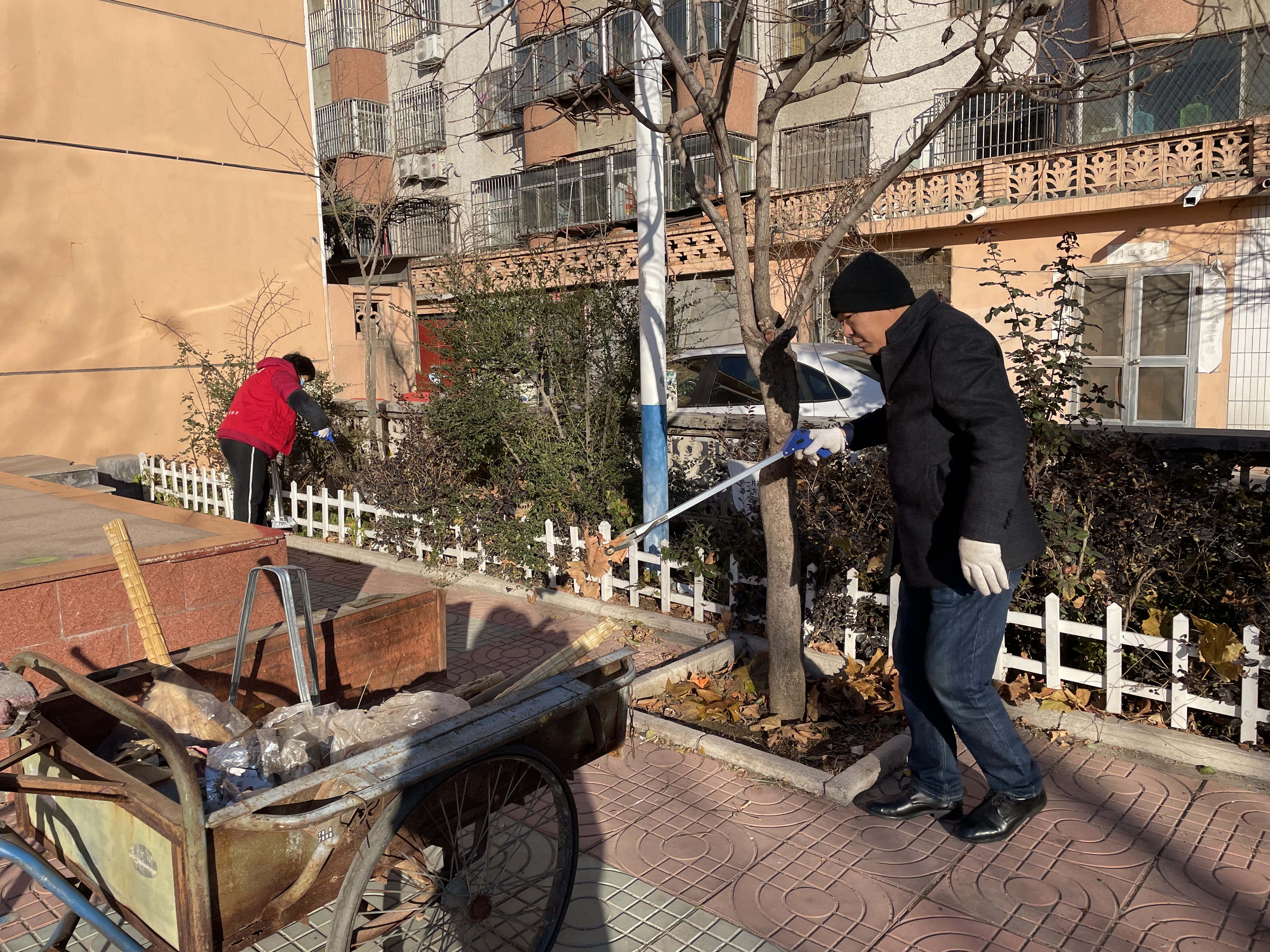 上高街道东岳社区开展春季爱国卫生环境整治活动