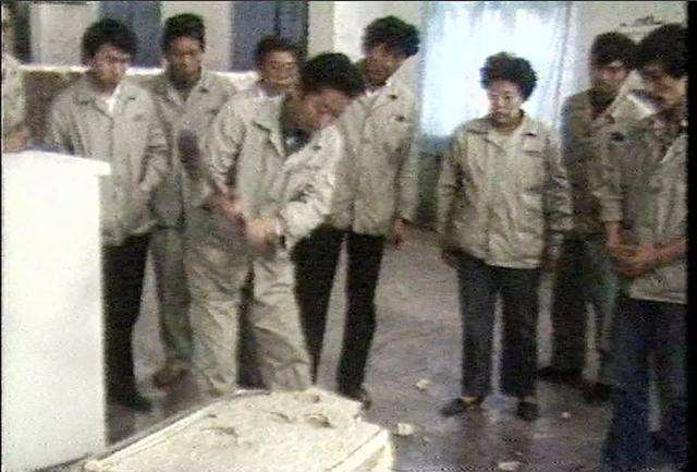 1985年，张瑞敏一锤砸向76台存在质量问题的冰箱。