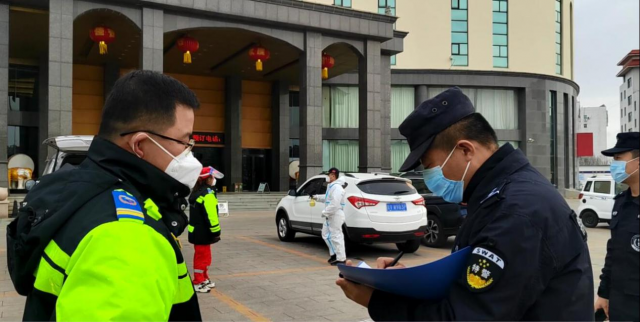 图为在隔离酒店门口消杀时，偶遇公安民警执勤检查