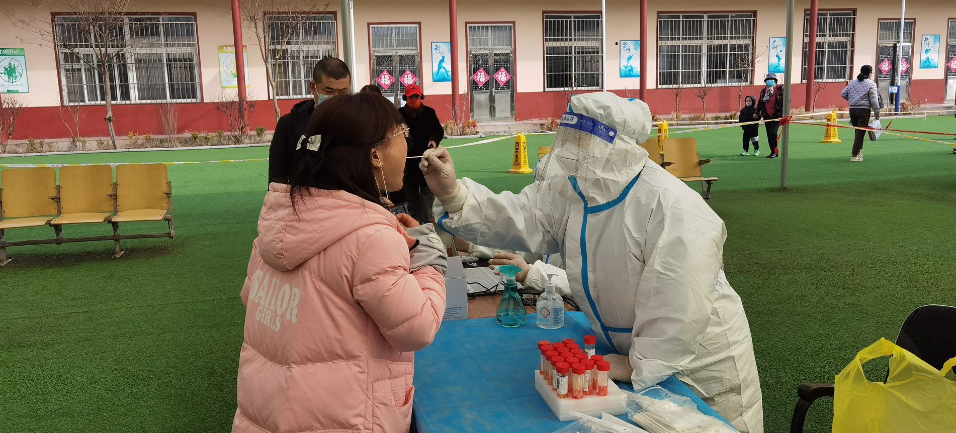 胶州市中云街道黄埠岭社区新时代文明实践、森林防火、爱心照护等全部城乡公益性岗位上岗人员参与到疫情防控工作中，协助现场搭建、核酸检测、信息录入、现场秩序维护等工作。