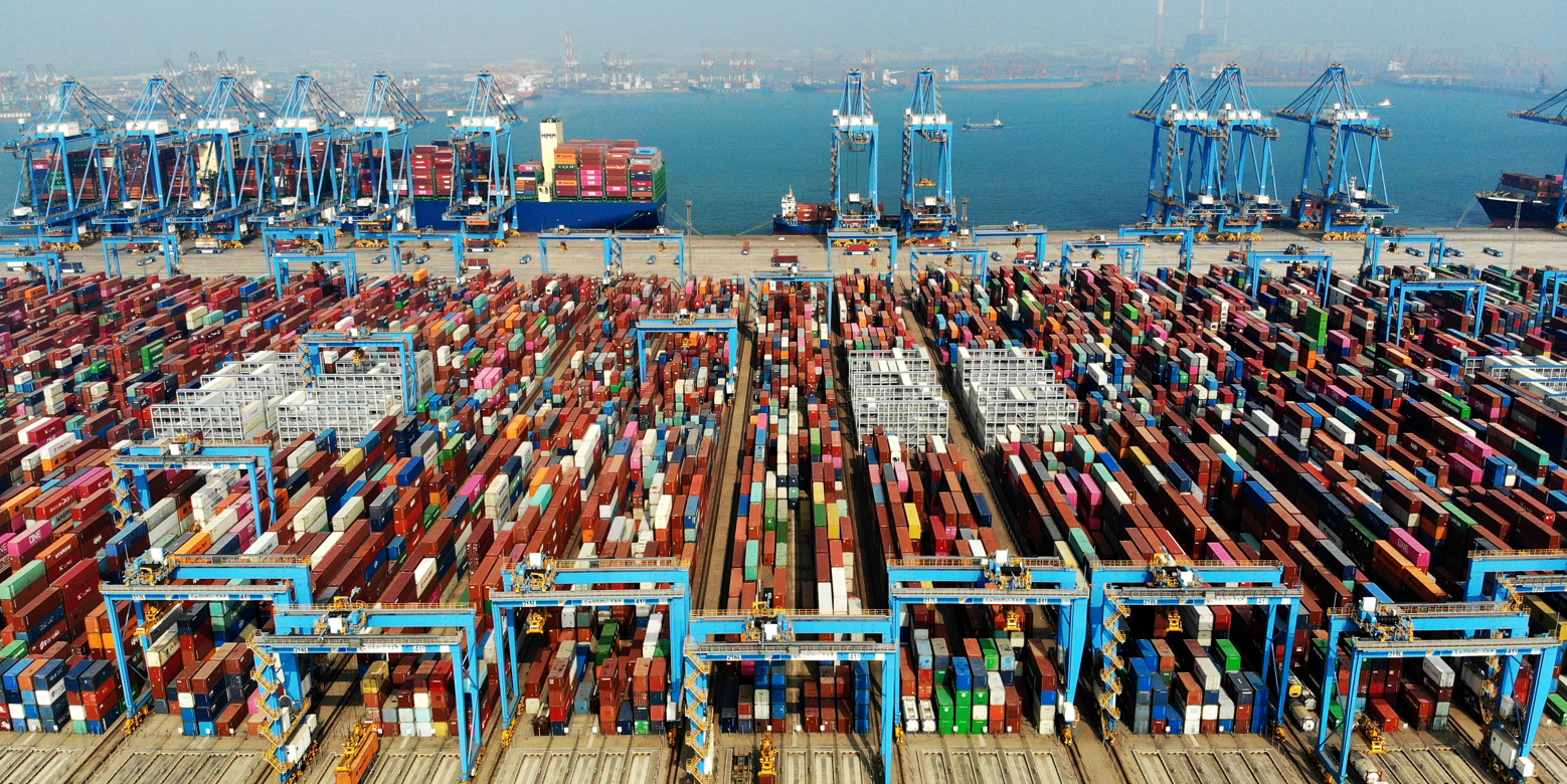 正在作业的山东港口青岛港全自动化集装箱码头