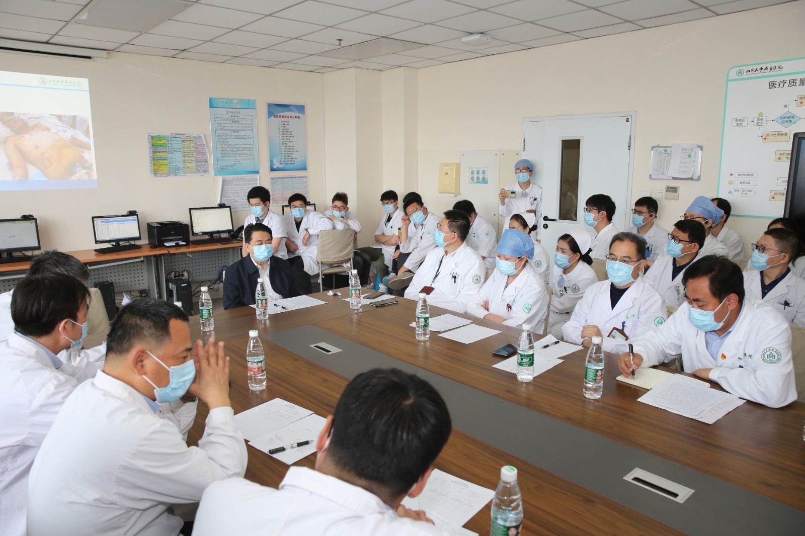 陈玉国院长（左一）参加全院第三次多学科MDT会诊病例讨论