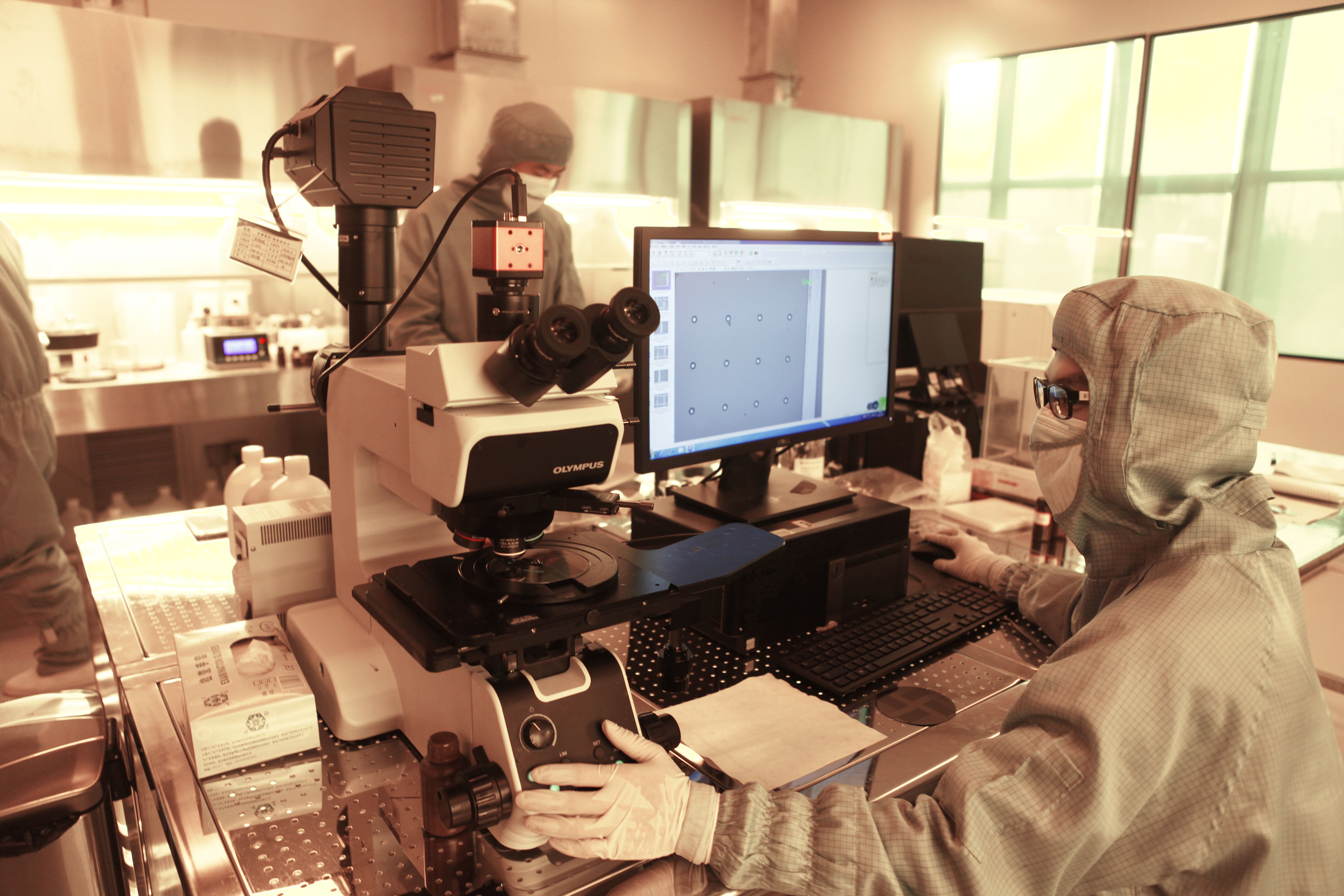 波米科技有限公司技术人员进行半导体材料生产试验。 