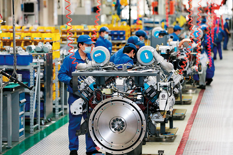2021年3月30日，在潍柴大缸径高端高速发动机工厂，工人们正在装配发动机零部件。