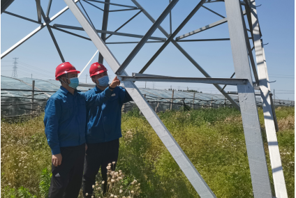 图为国网山东电科院技术人员在潍坊供电公司220千伏章宝线90号塔，对“神奇涂料”应用情况进行复查和性能评估。