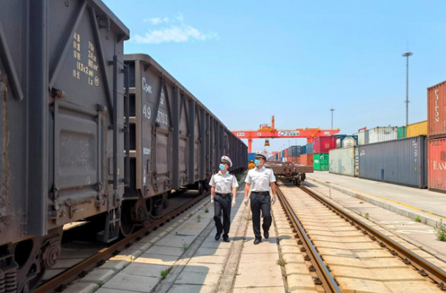 图为：青岛海关关员在上合示范区多式联运中心现场监管即将发运的中欧班列货物 林洪丞/摄