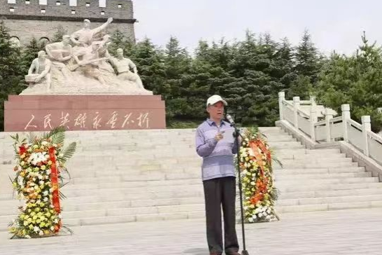 杨国夫司令员之子杨凯在渤海园。