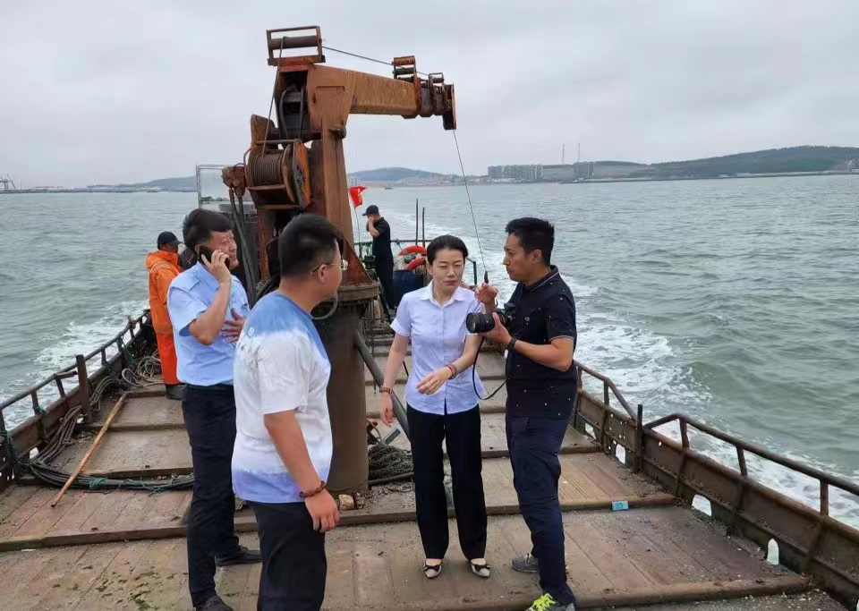 中国人寿财险威海市文登支公司干部员工深入牡蛎养殖海域现场了解牡蛎生长情况和相关风险状况。