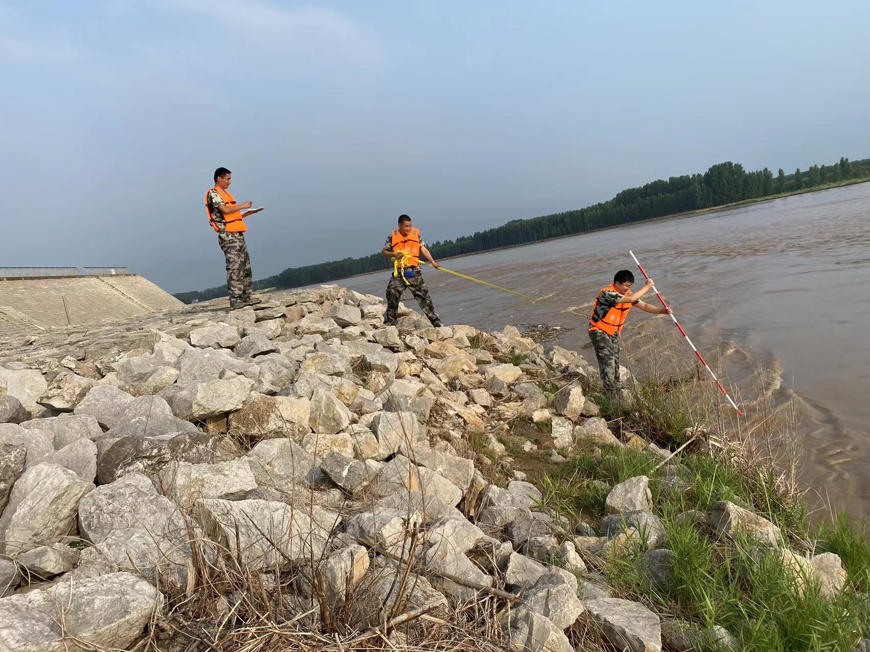 齐河黄河河务局小八里管理段职工正在进行根石探摸