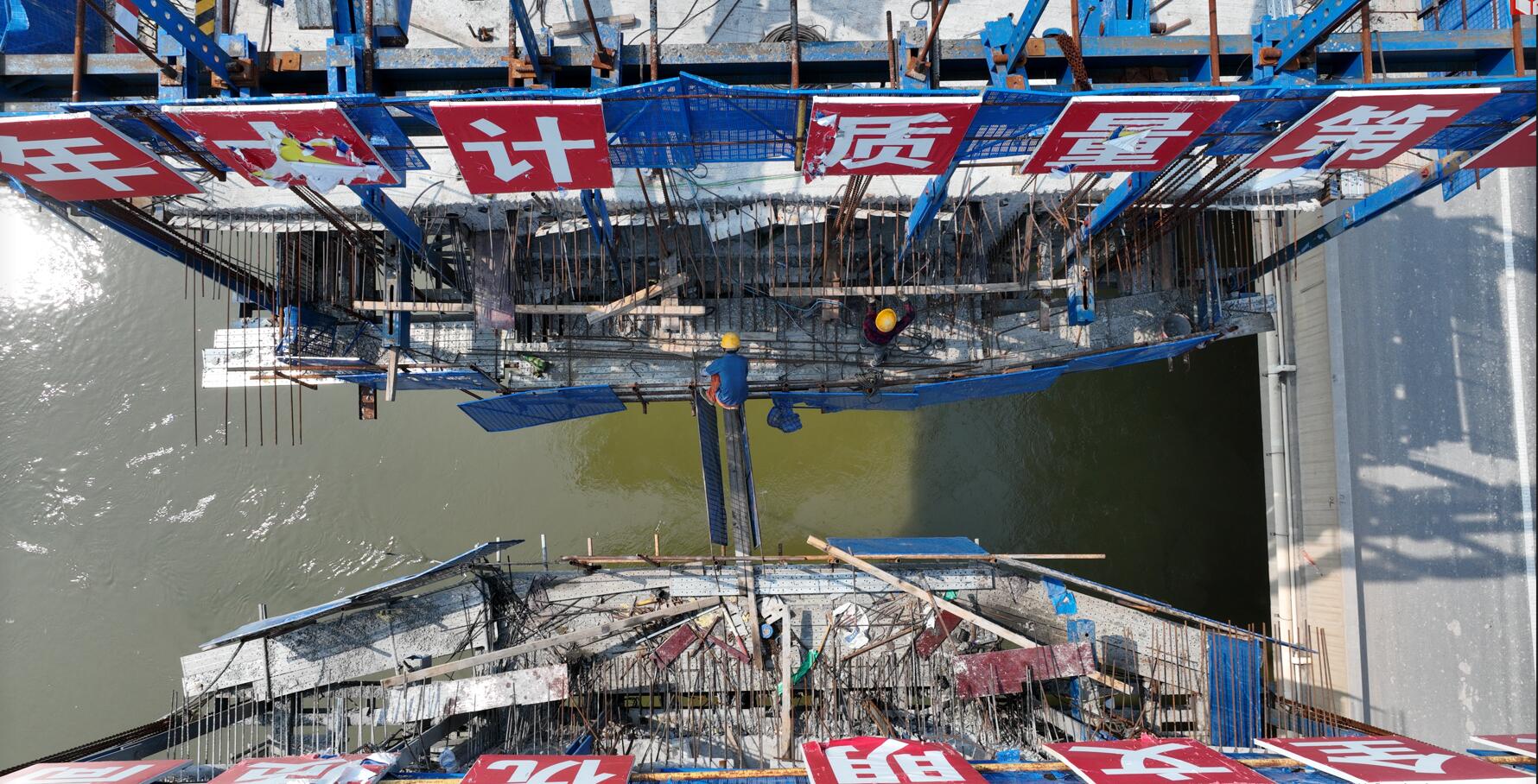 小清河復航工程博興段改建的新博昌橋，正在進行張拉作業、懸澆梁即將合龍。（通訊員 李皓陽 記者 姜斌 報道）