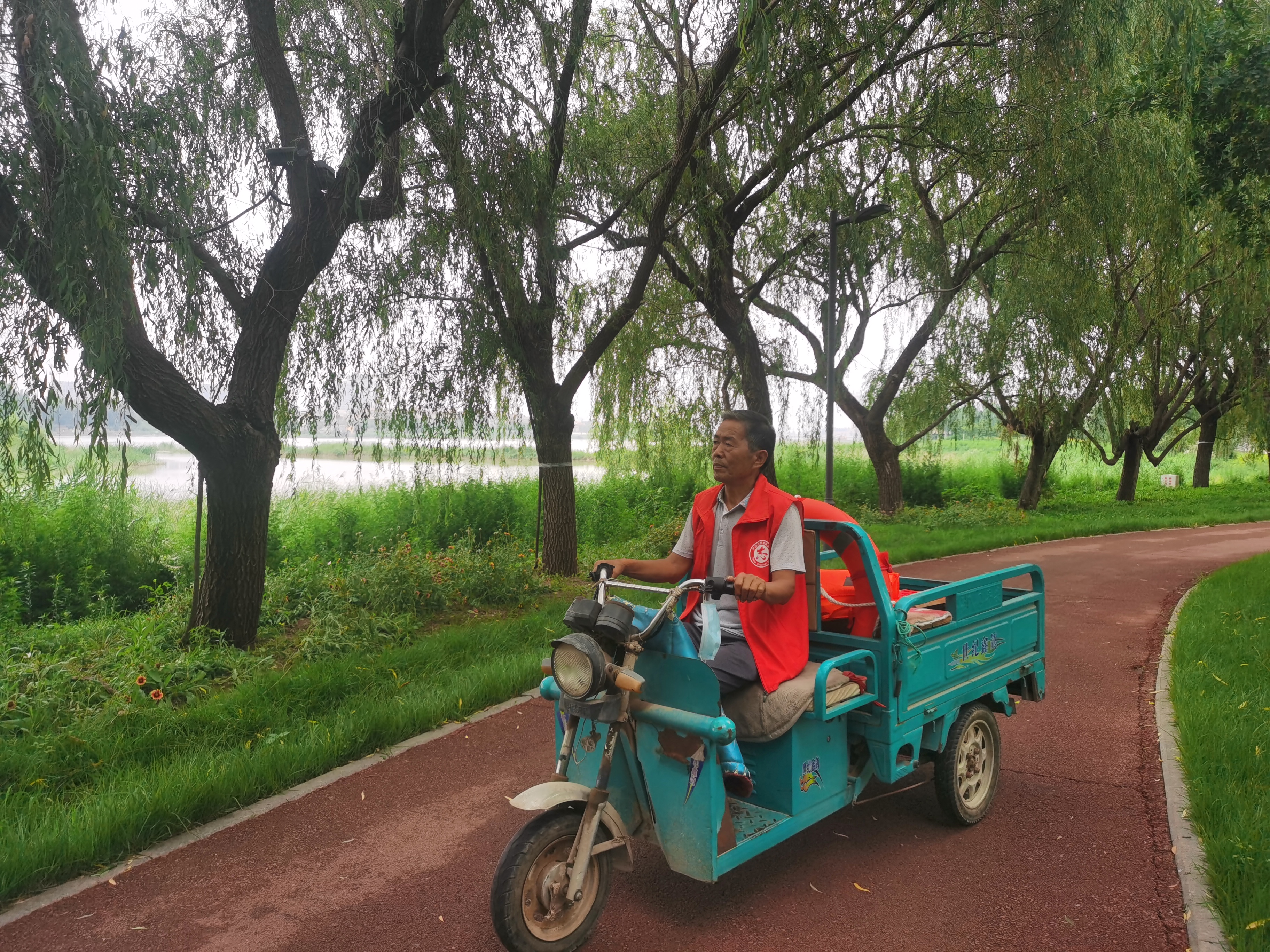 图为寿光市洛城街道黄家庄村志愿巡河员黄同生在弥河岸边巡河。（□记者 于新悦 报道）