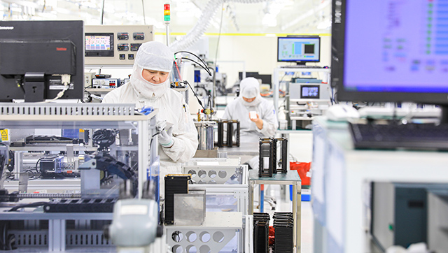 在山东华菱电子股份有限公司生产车间内，工人正在试生产热敏打印头相关零部件。