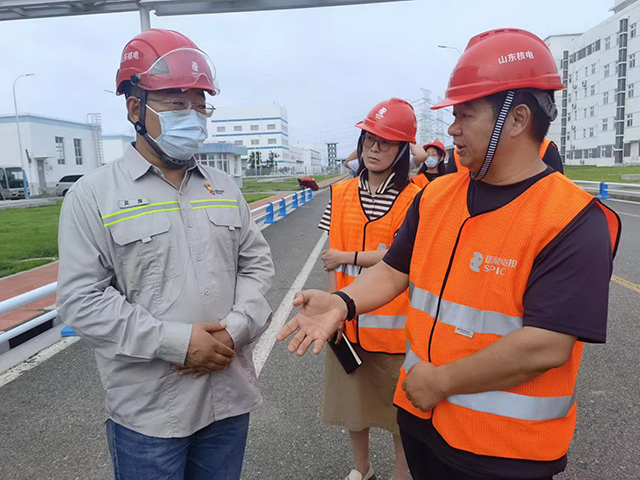 大众日报记者（右、中）在山东核电有限公司核能供热示范工程现场采访。