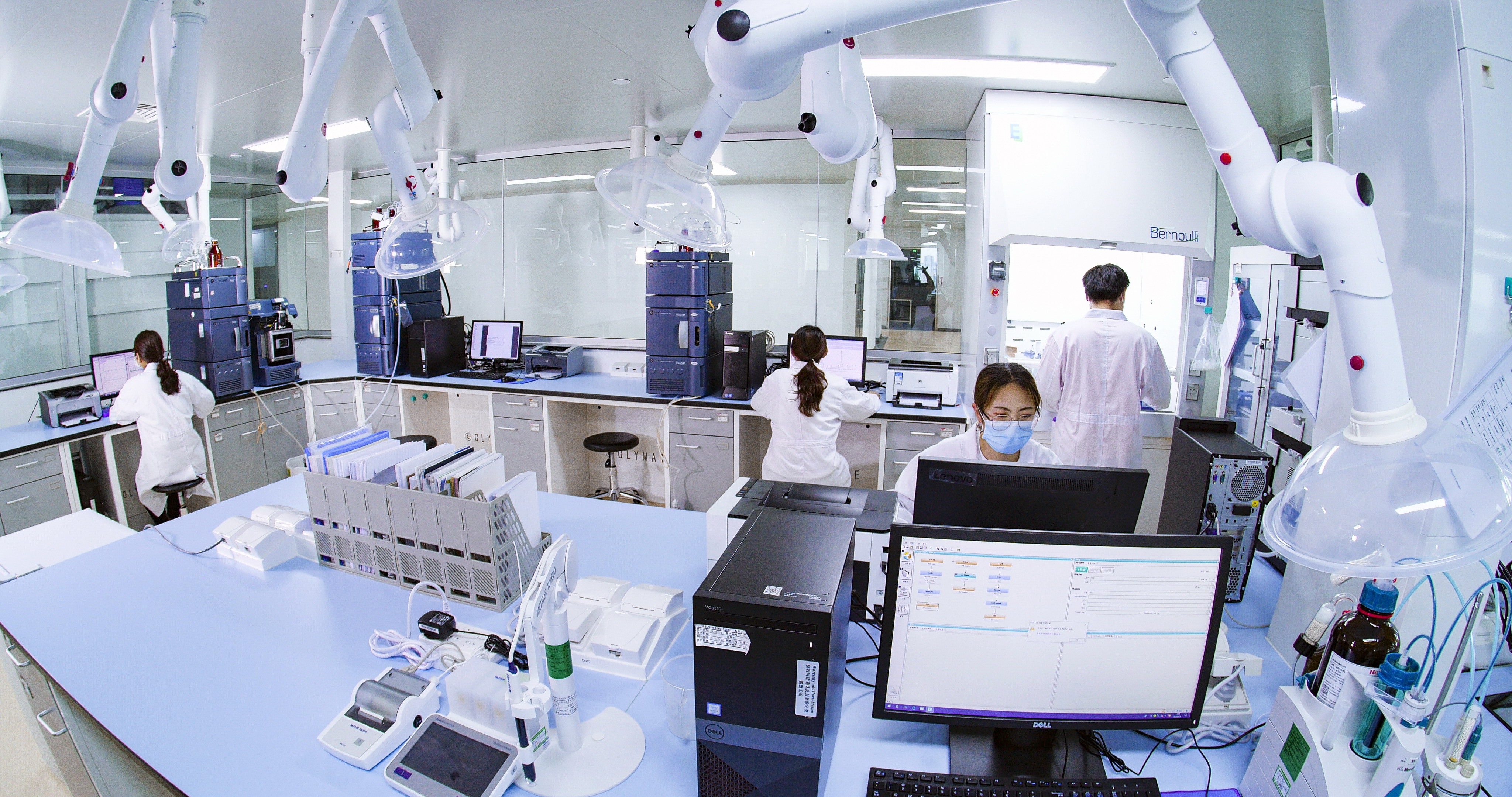 荣昌生物实验室，工作人员正在进行研发工作。□记者 董卿 报道