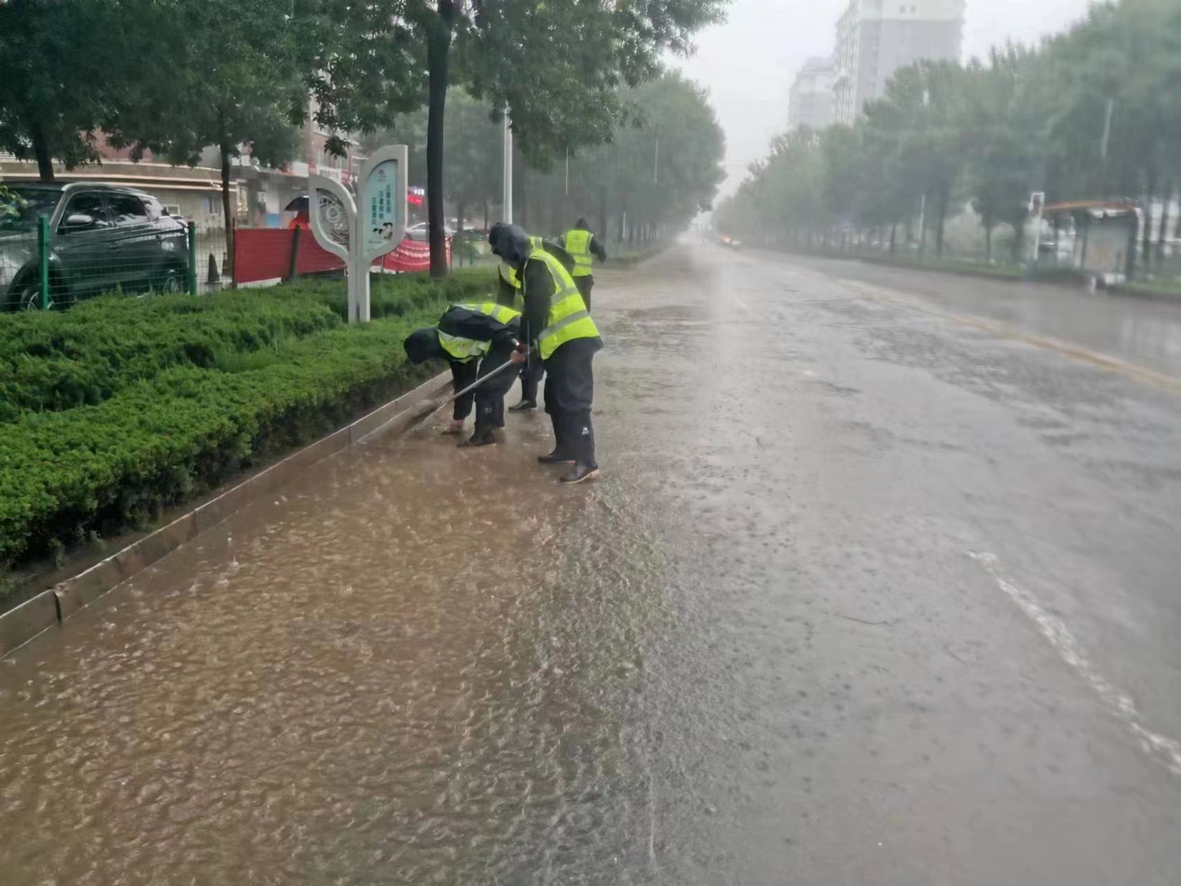 7月11日夜至12日，中雨长时间不停。平阴县住建局所属各基层单位、科室60名防汛人员、机械设备对当地20处易积水点进行排水作业。（□记者 陈巨慧 报道）