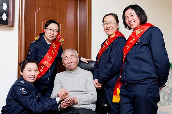 青岛巴士“红叶红”志愿服务团队