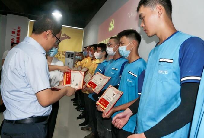 圣城街道人大工作室主任张少杰为外卖骑手代表颁发城市社区兼职网格员聘书，发放爱心存折。