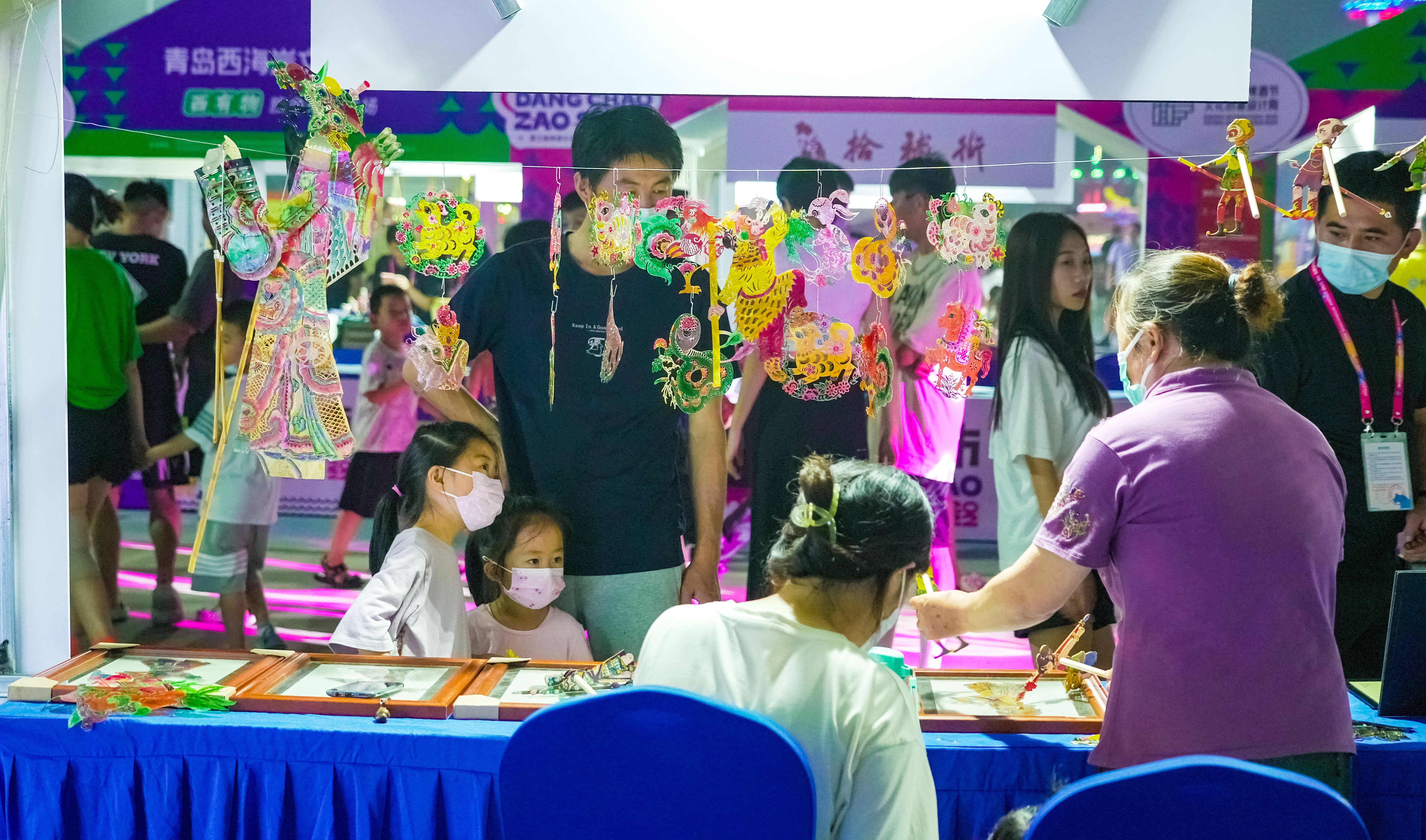 山东手造文创市集吸引众多市民光顾。
