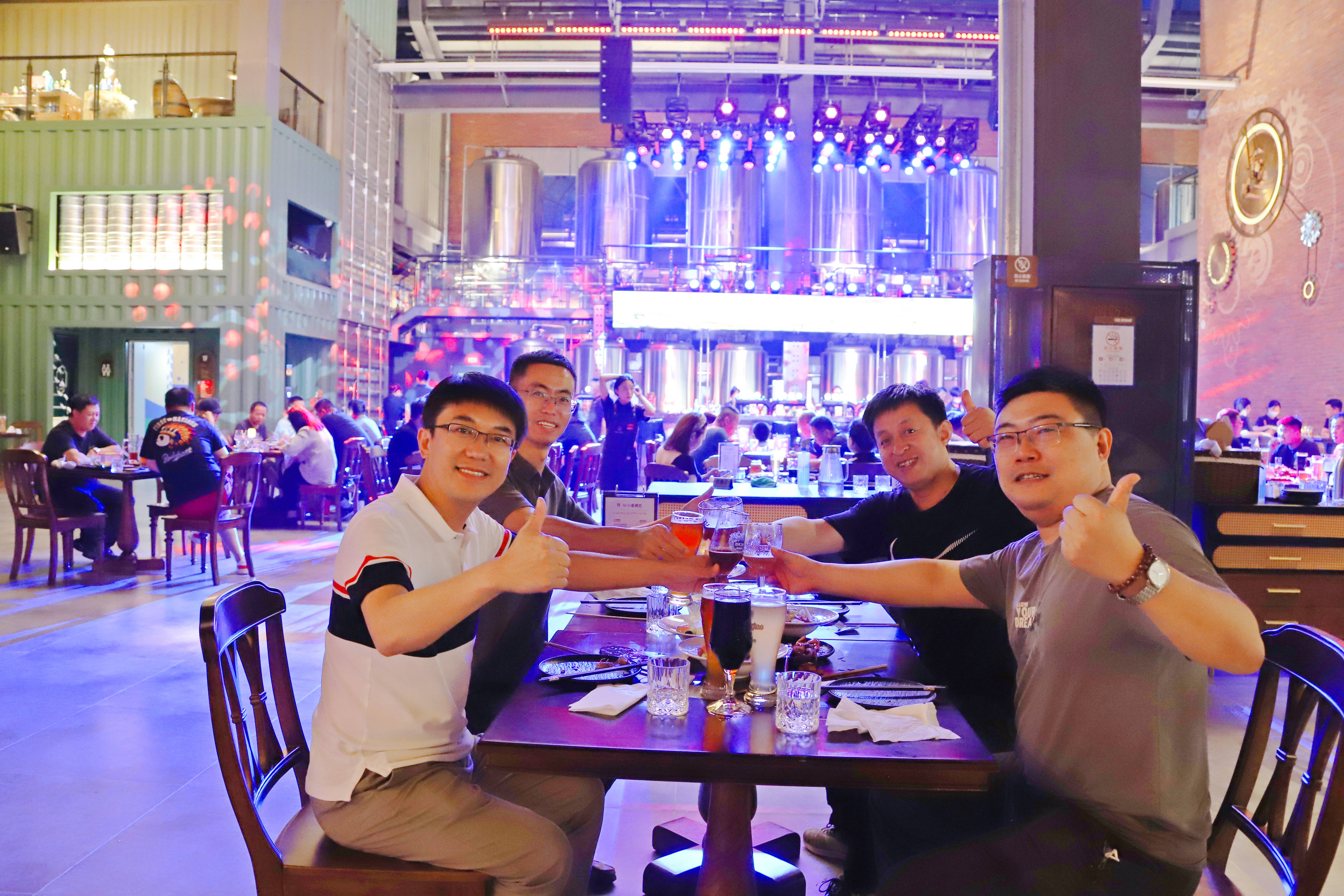 游客在时光海岸精酿工坊畅饮。记者 王培珂 摄