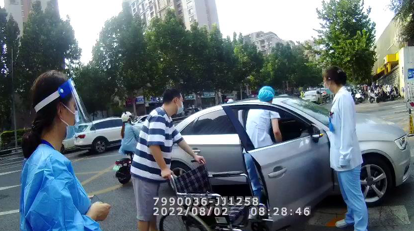 “准妈妈”临产在即，济南交警紧急护送 8387