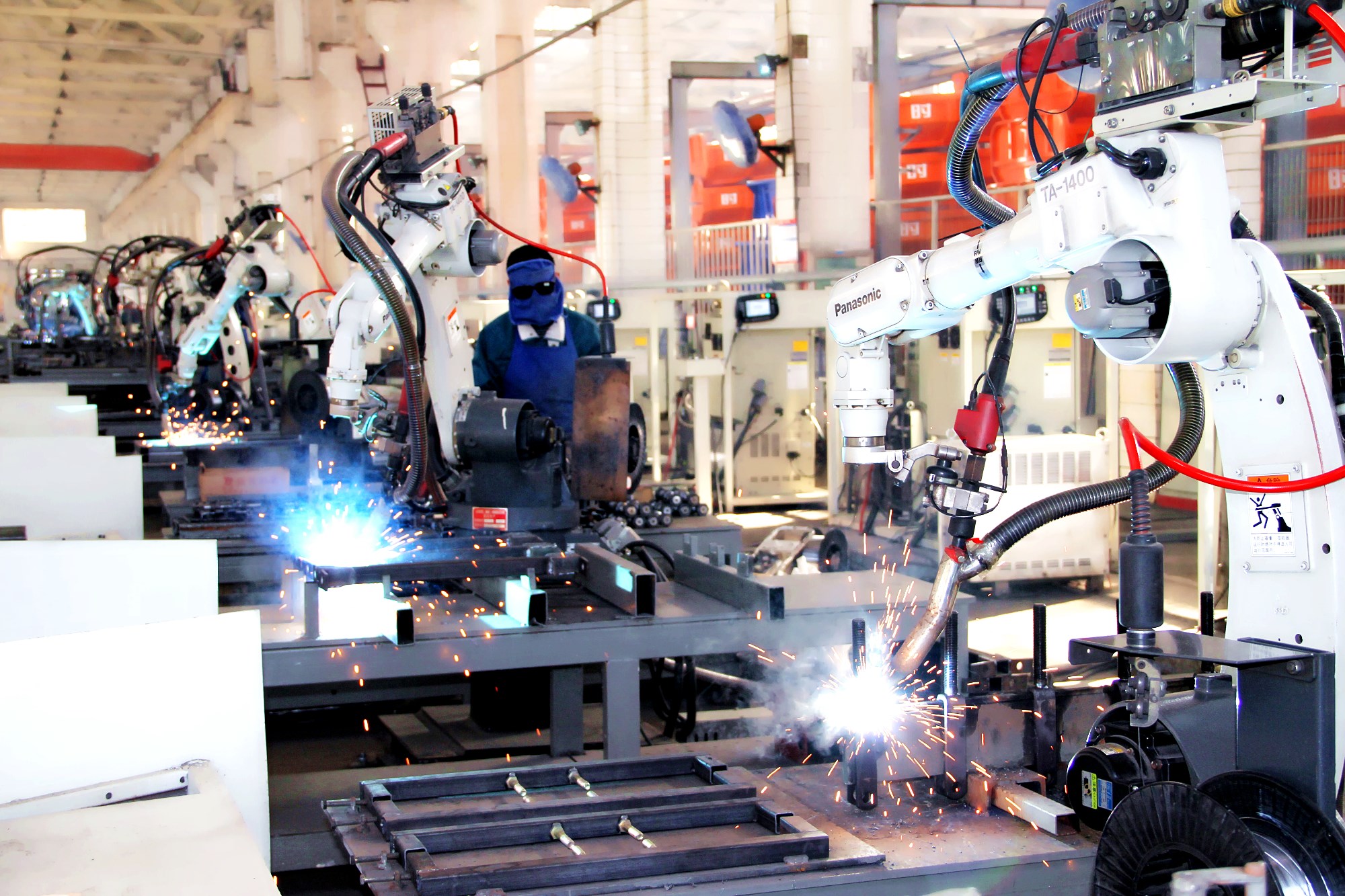 时风集团机器人自动化焊接生产线，工作人员正巡检机器人焊接情况。（记者 孙亚飞 通讯员 杜银时 报道）