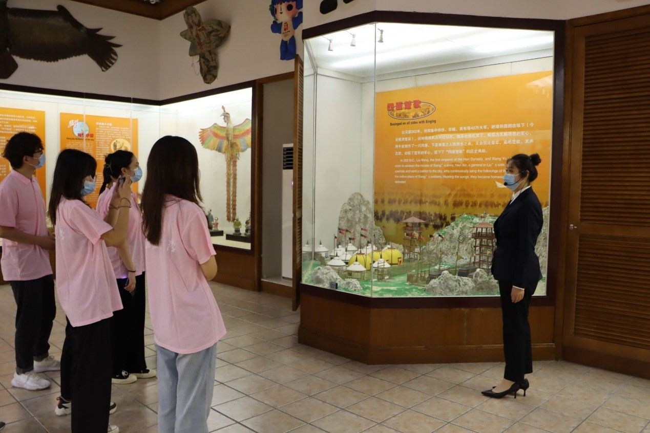 图为潍坊世界风筝博物馆讲解员为成员们介绍风筝地发展历史 刘福倩 摄