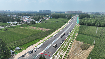 济宁新机场高速路基工程已全部完成。