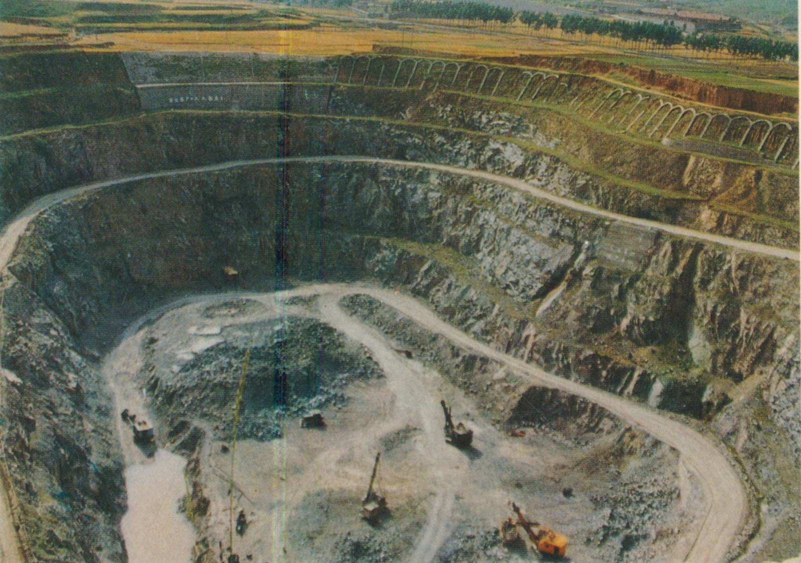 1965年8月，我院在蒙阴县常马庄发现了我国第一个具有工业价值的金刚石原生矿，结束了中国没有金刚石的历史。