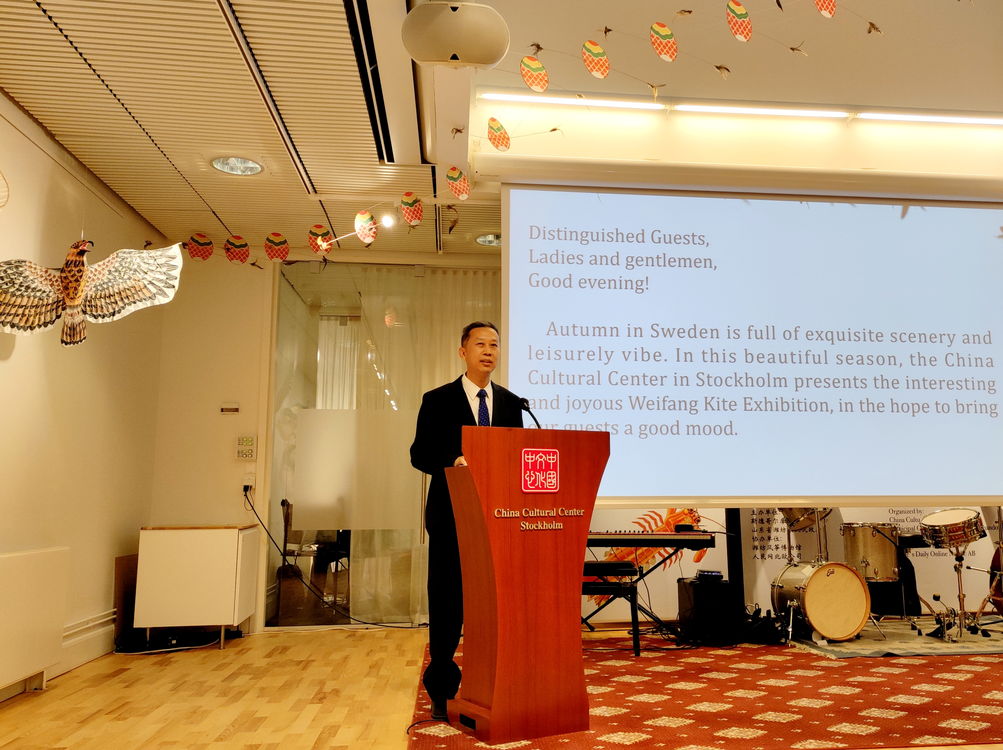 ▲崔愛民向現場觀眾介紹濰坊風箏（斯德哥爾摩中國文化中心供圖）