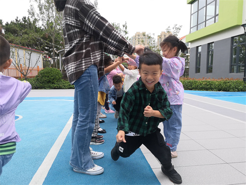 七墩山路幼儿园的小朋友们在户外做游戏。记者 梁玉鹏 摄