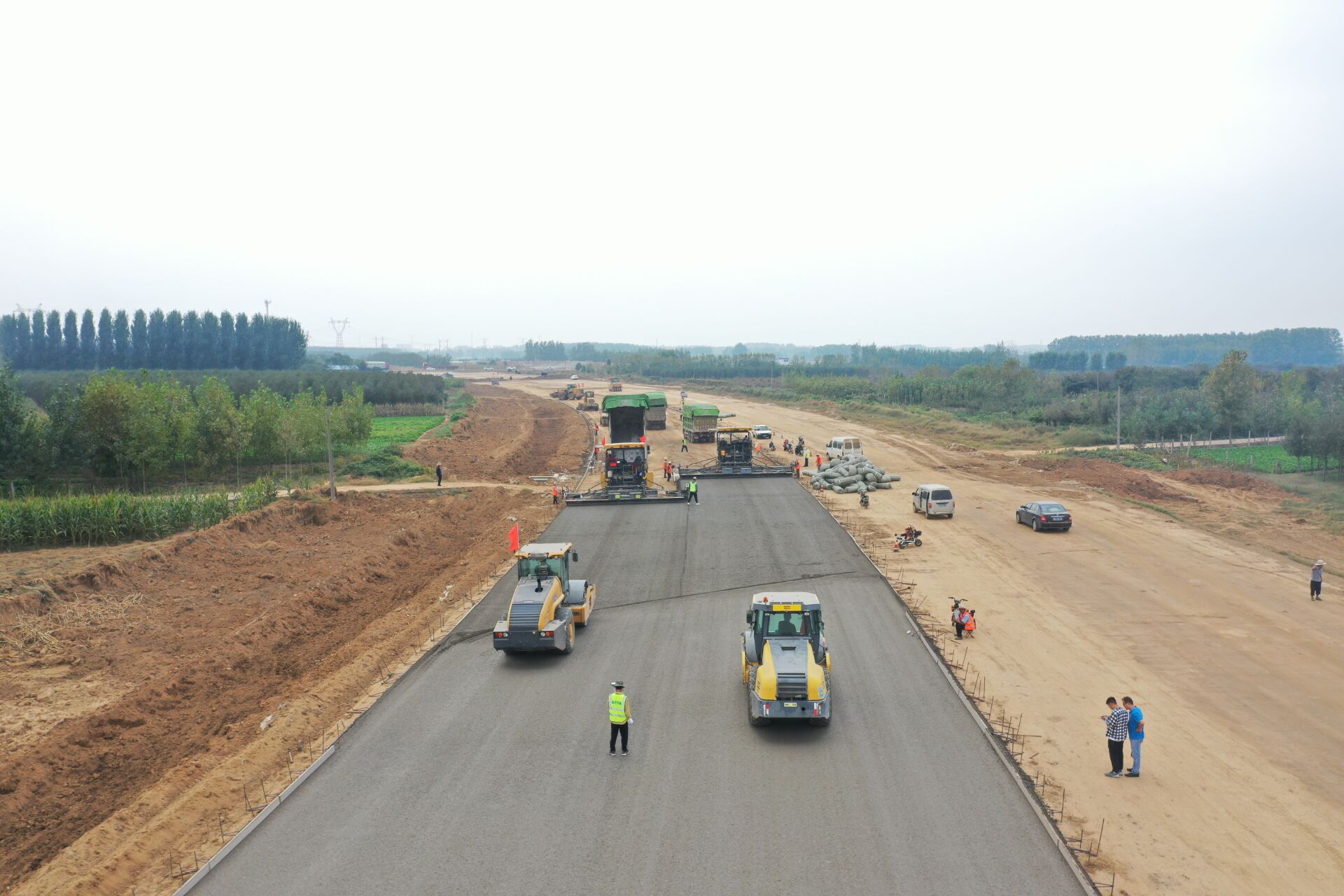 公路建设者们正如火如荼地加快施工作业，稳步高效推进项目建设。